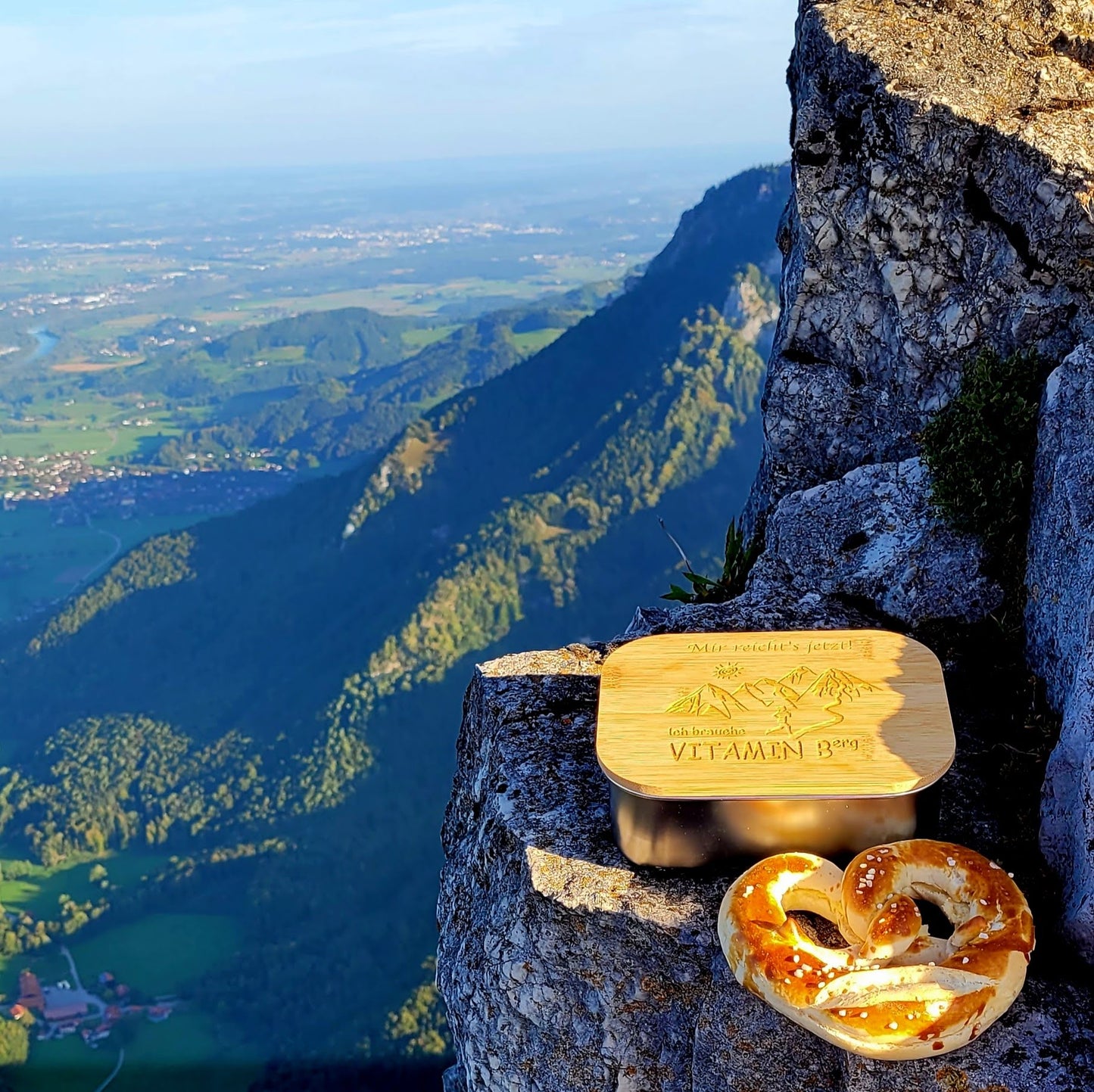 DekoAlm24 Lunchbox - Gipfelstürmerin - MTB - aus Edelstahl mit Bambusdeckel & Spannband