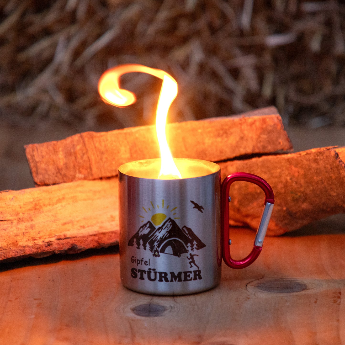 DekoAlm24 - AlmFeuer - Oudoor-Kerze - Schmelzlicht - Die besten Camper heißen - Edelstahl mit Karabiner - Outdoor-Kerze